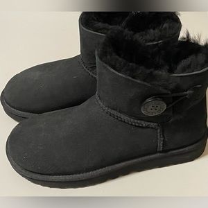 New UGG Mini Bailey Button Short Black Suede Boots Women’s Size 8
